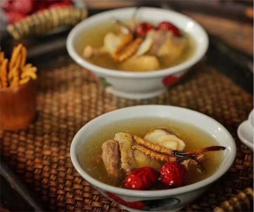 燉冬蟲夏草要放冰糖嗎？可根據(jù)個人口味決定冰糖的用量