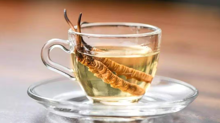 一杯蟲草水，健康新滋味：冬蟲夏草泡水喝的奇妙功效