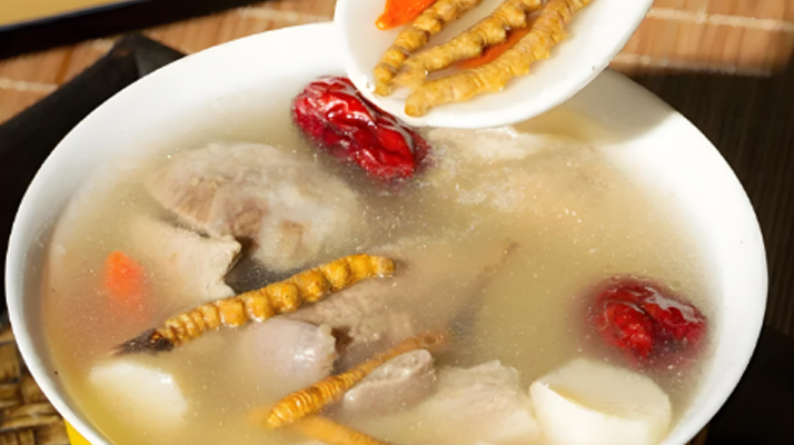 老人可以喝冬蟲夏草茶嗎？科學(xué)飲用的養(yǎng)生指南